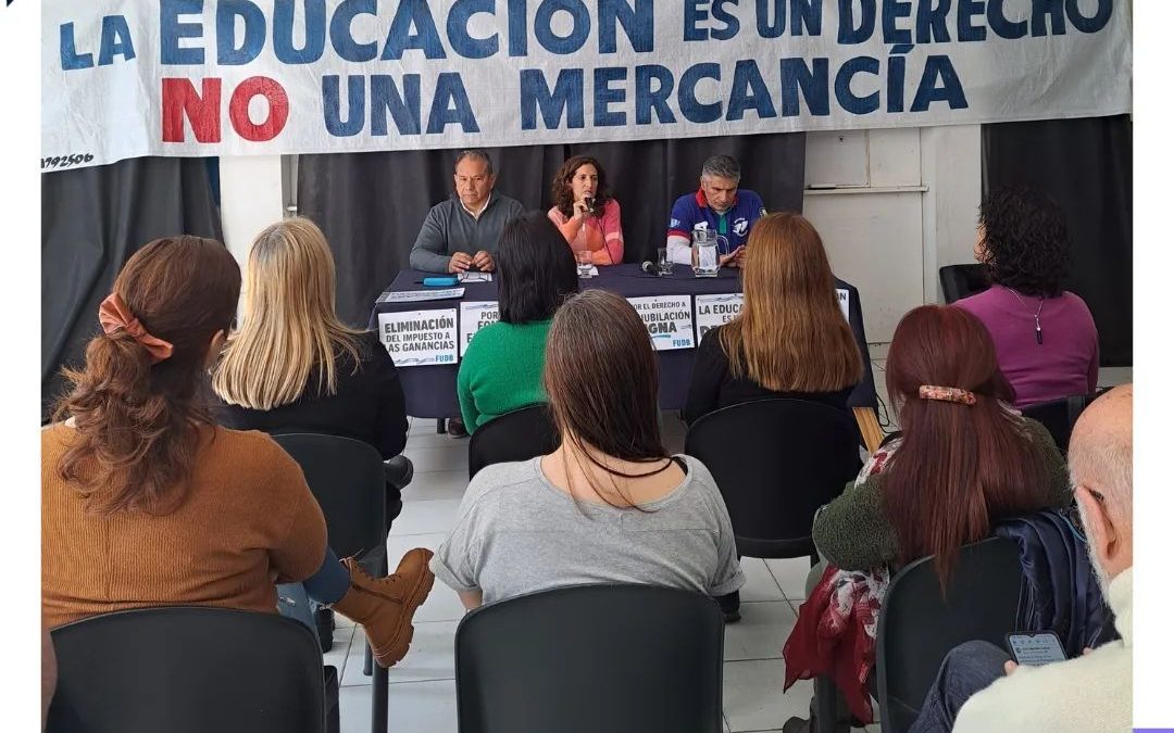 El Frente de Unidad Docente Bonaerense Mar del Plata Batán realizó una Conferencia en reclamo por la situación docente