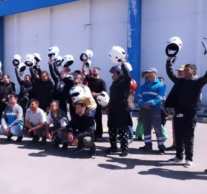 SICAMM realizó una capacitación vial y entrega de cascos homologados junto al Municipio y la Agencia de Transporte