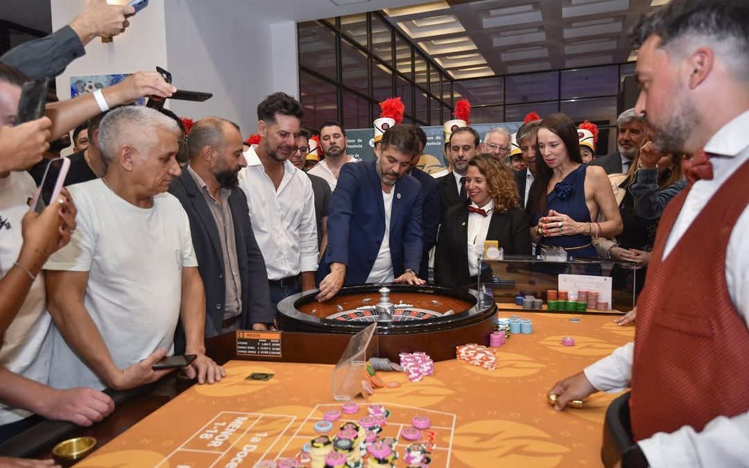 Roberto «Chucho» Páez acompañó a autoridades provinciales en el lanzamiento de la primera bola en el Casino Central de Mar del Plata