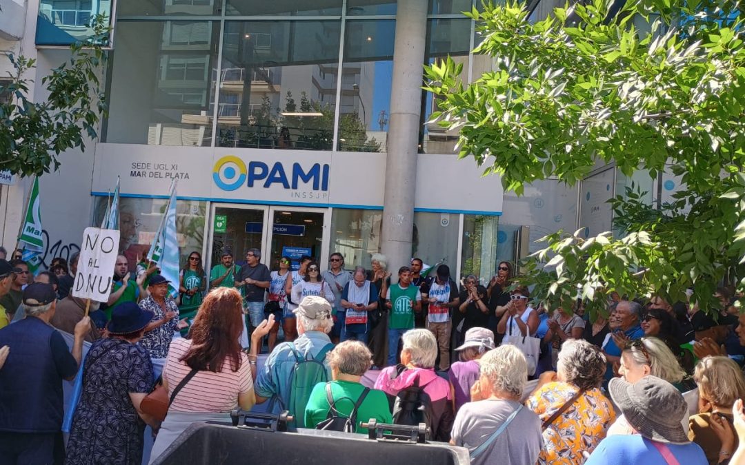 ATE realizó un multitudinario Abrazo Solidario al PAMI Mar del Plata: «Exigimos la reincorporación de los compañeros cesanteados»