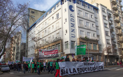 Masiva movilización de ADUM, APU y ATE junto a estudiantes de la UNMdP: «Si hay veto, habrá una tercera Marcha Federal Universitaria»